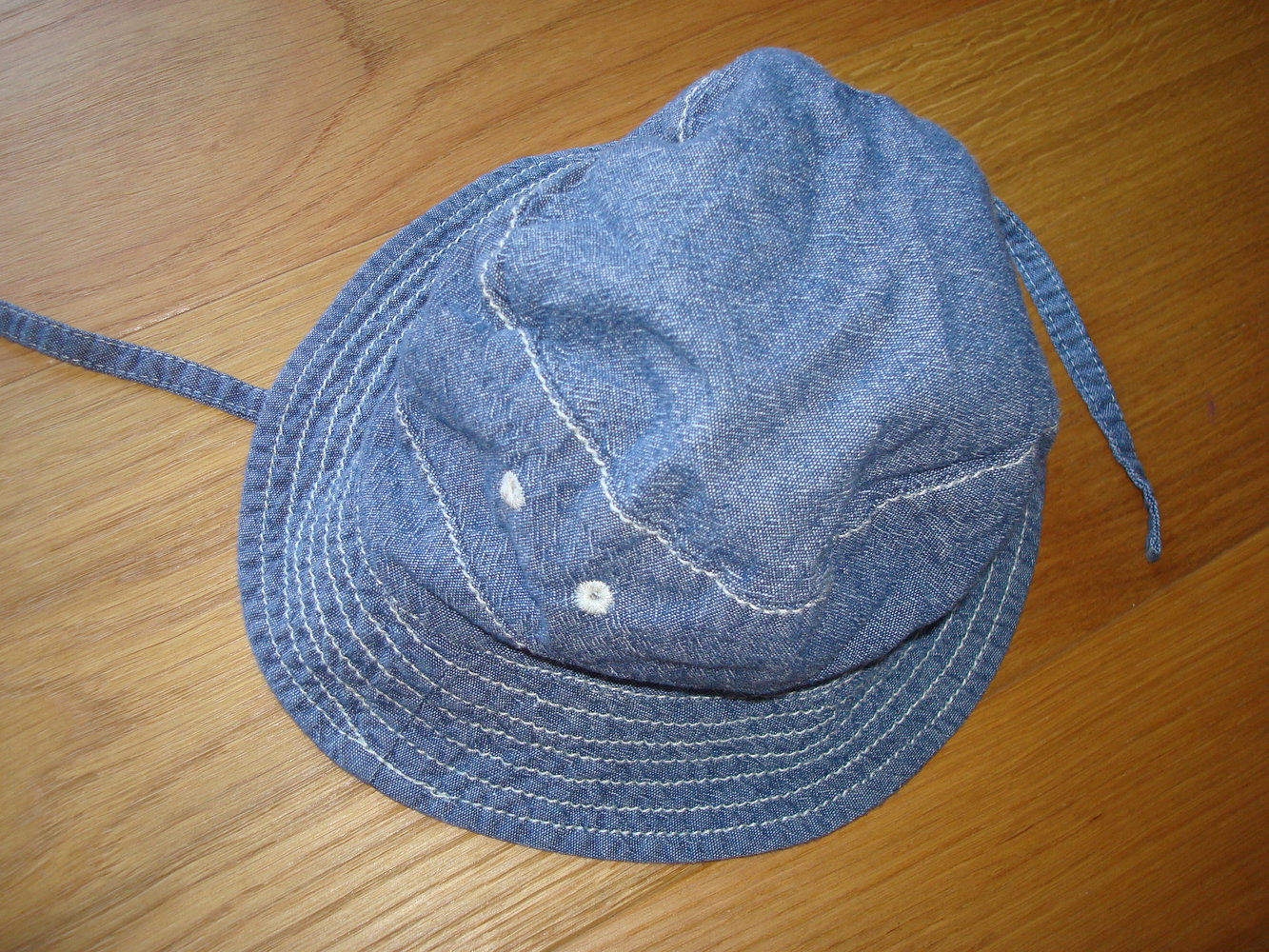 schicker Jeanshut für Mädchen mit Bindebändern