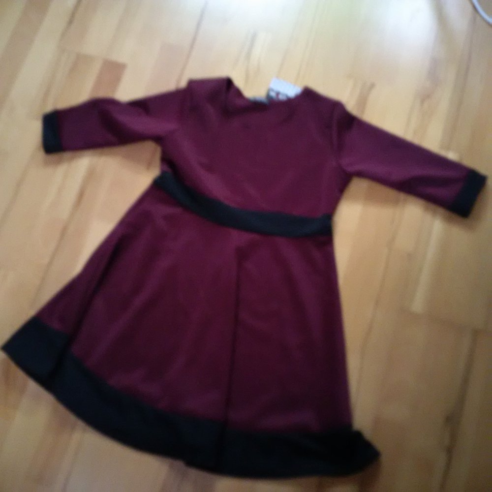 weinrot, schwarzes Skaterkleid