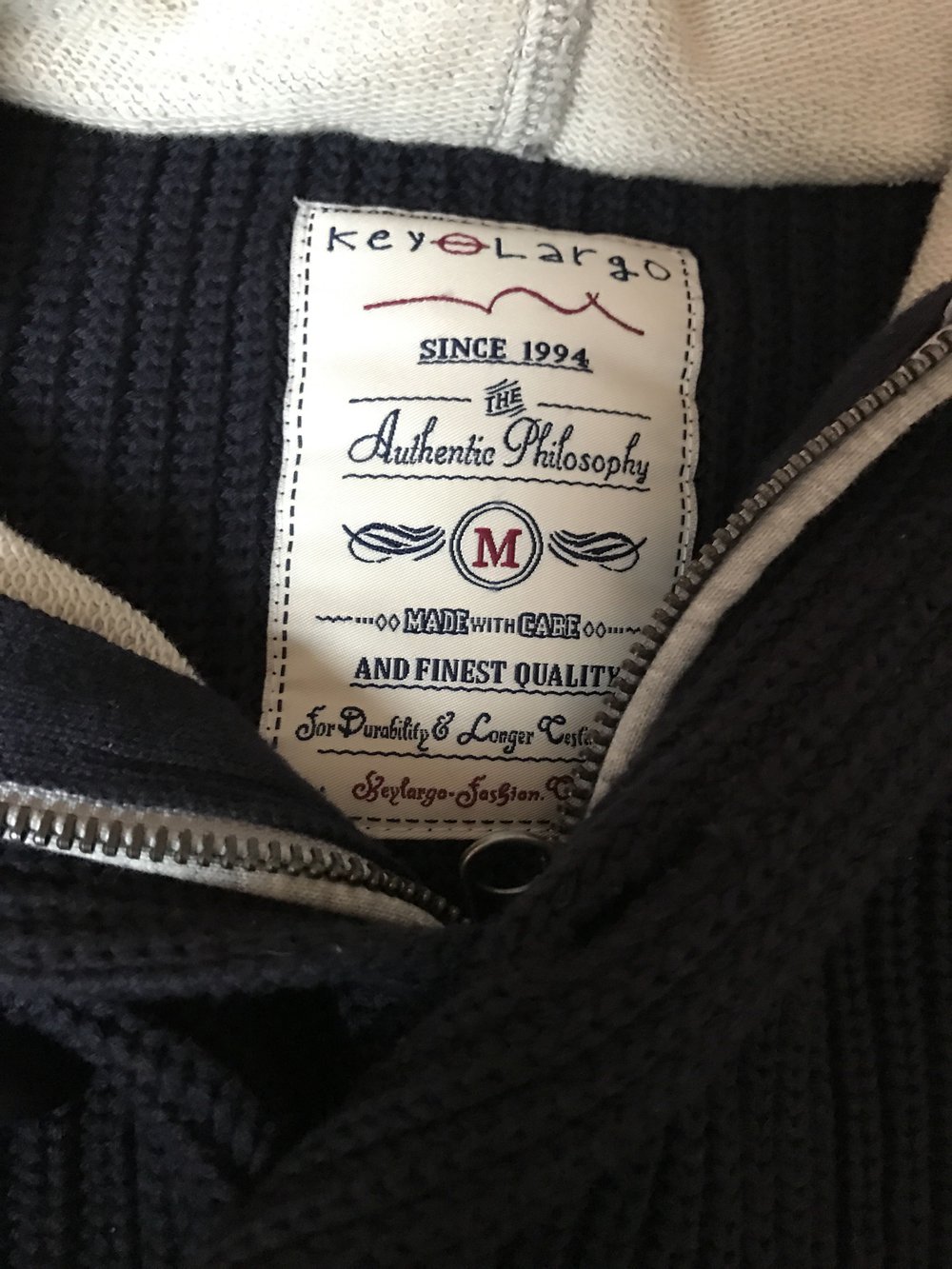Dunkelblauer Baumwollpulli mit Kapuze