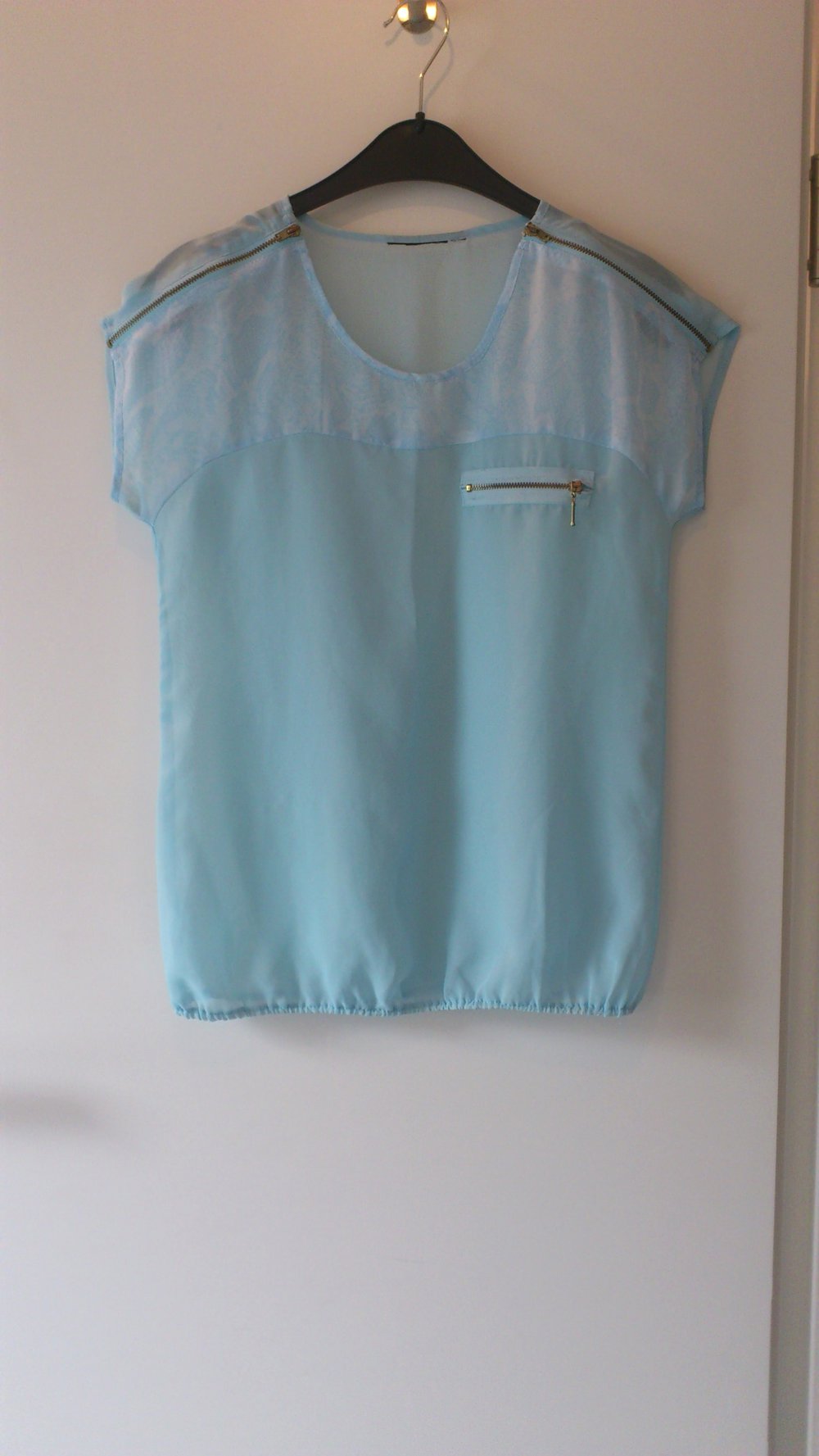 Hellblaues, transparentes Top 34 XS Schlangen Muster 