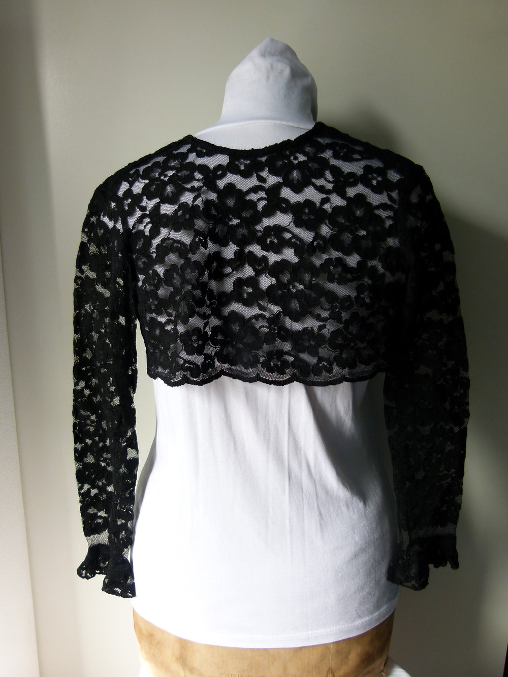 Spitzen Bolero Kurzjacke, schwarz, aus den 60ern, mit Trompetenärmeln, True Vintage Gothic Mori Retro Blumen Floral 60s Rockabilly Granny