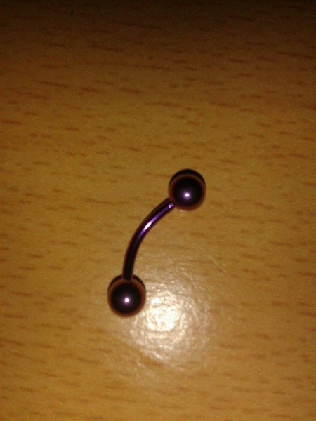 Augenbrauenpiercing lila