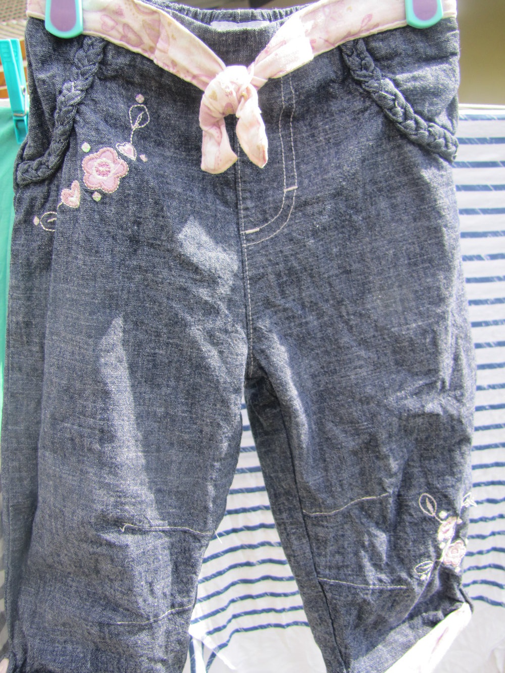 Leicht gefütterte Denim Stil Hose mit Stickerei und Pailetten Gr. 80