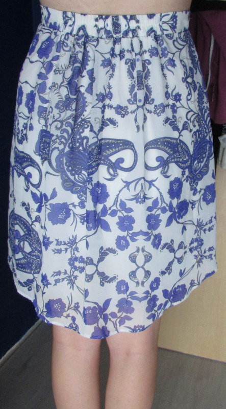 schöner weiß blauer Rock mit Blumenmuster