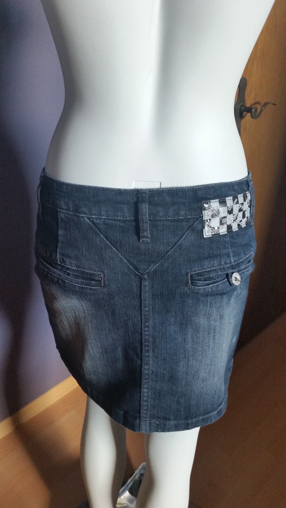dunkler kurzer Jeansrock