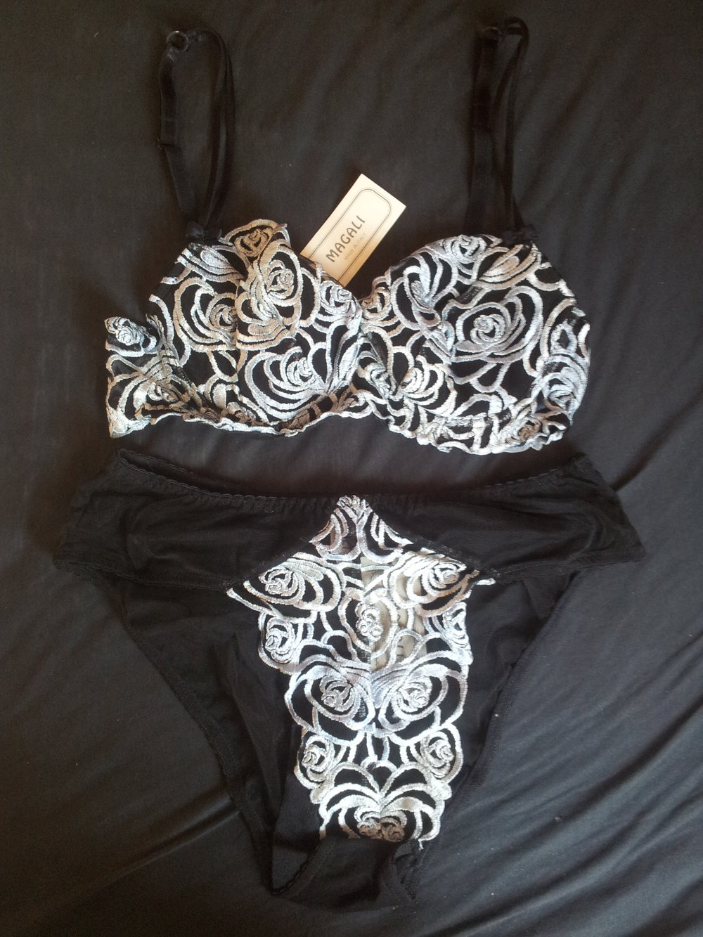 Magali, schwarz blau bestickt, slip 40 BH 75A