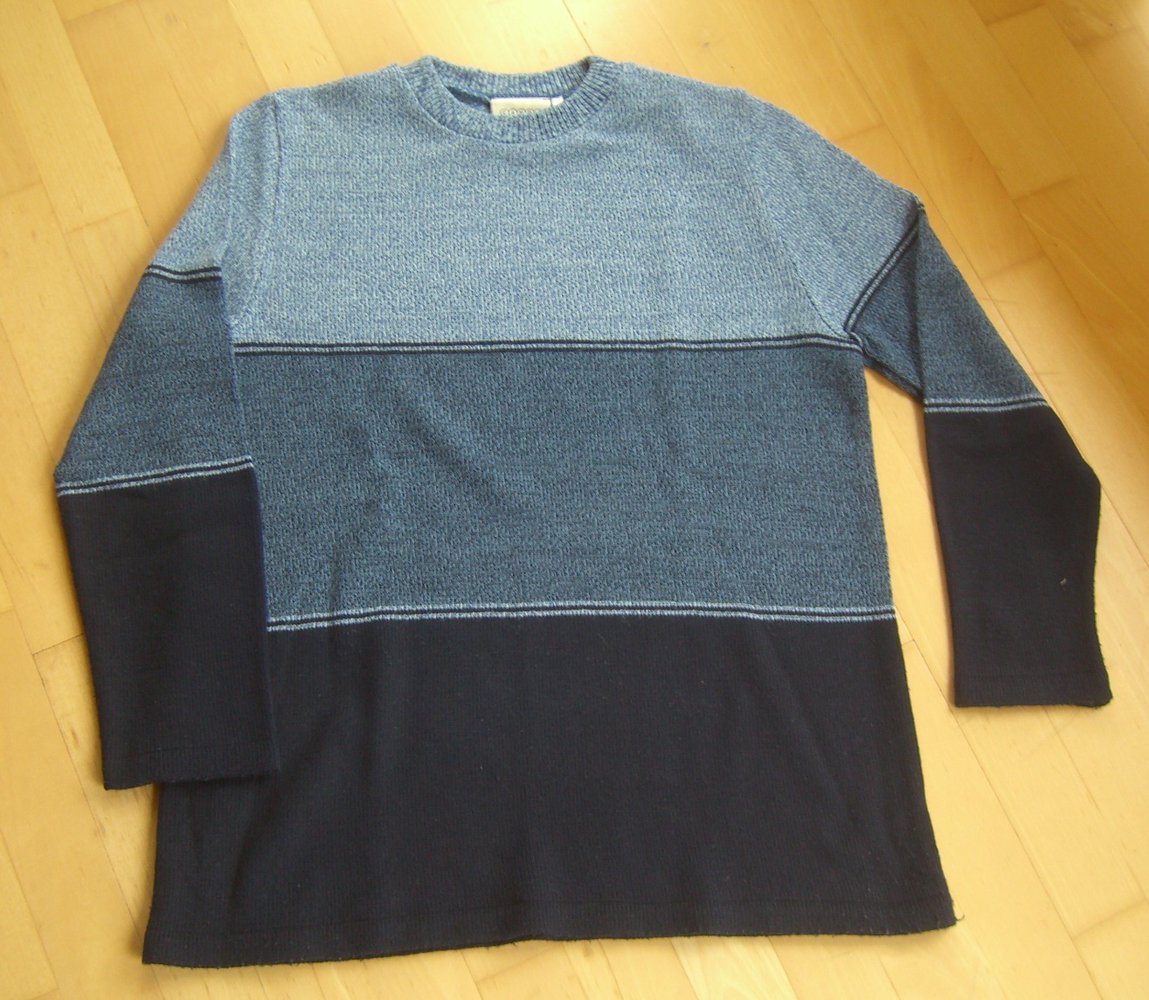 Strickpulli in verschiedenen Blautönen