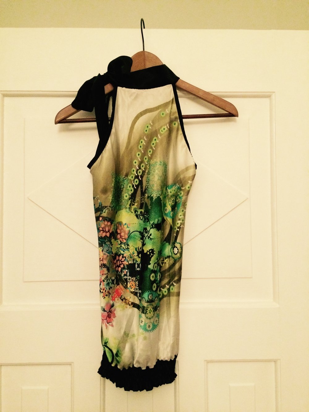 Schickes schulterfreies Oberteil im Asia-Look