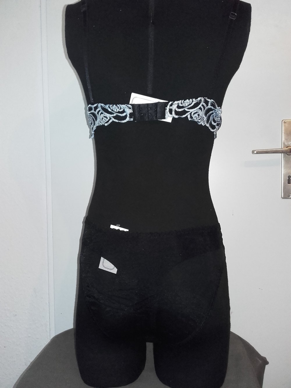 Magali, schwarz blau bestickt, slip 40 BH 75A