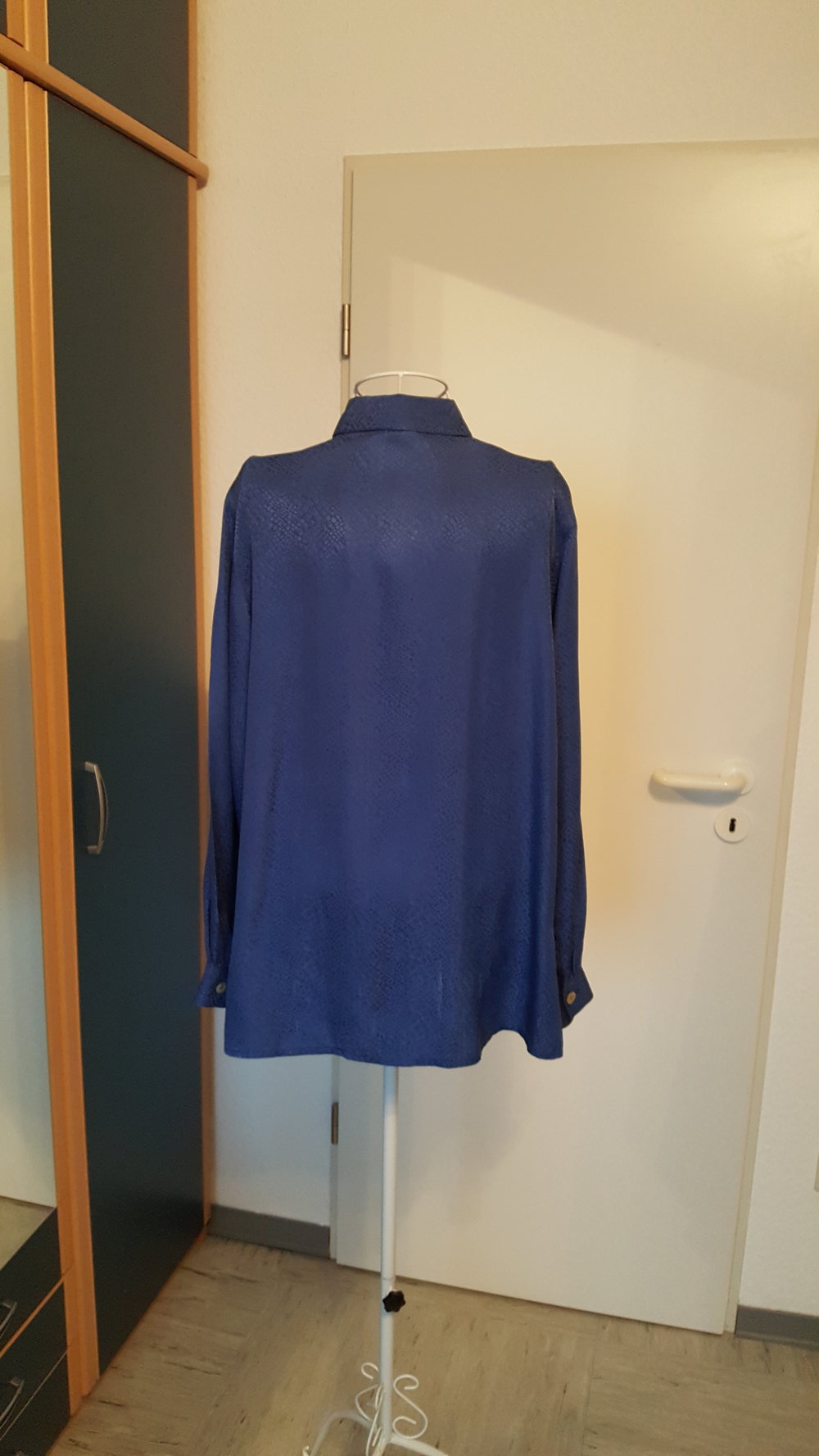 367. Edle blaue Seidenbluse, Gr. 38-40
