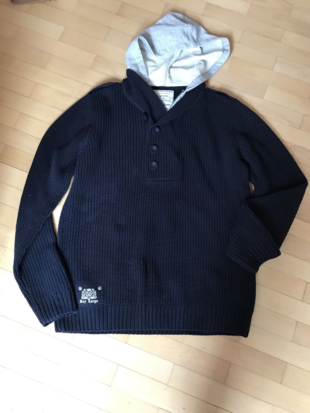 Dunkelblauer Baumwollpulli mit Kapuze