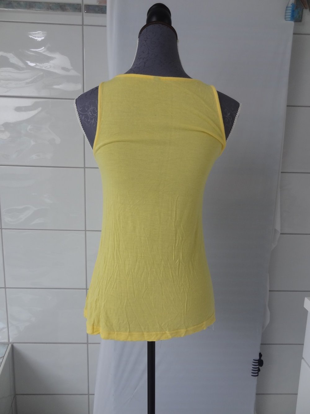 Elegantes luftiges Sommertop in gelb mit Wasserfalldekoration