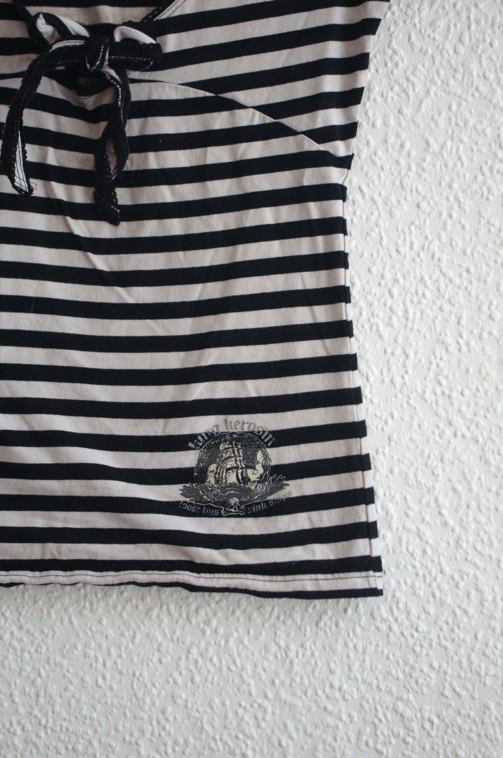 Schwarz-weiß gestreiftes King Kerosin Shirt Gr. S Rockabella zum Binden