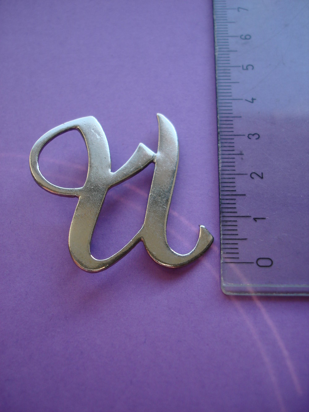 Buchstaben-Ansteck-Nadel