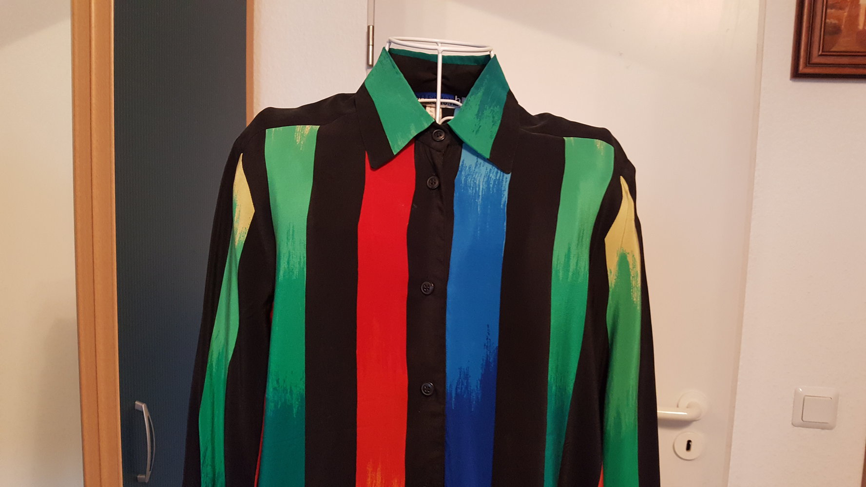 366. Bunte Seidenbluse, Gr. 38-40