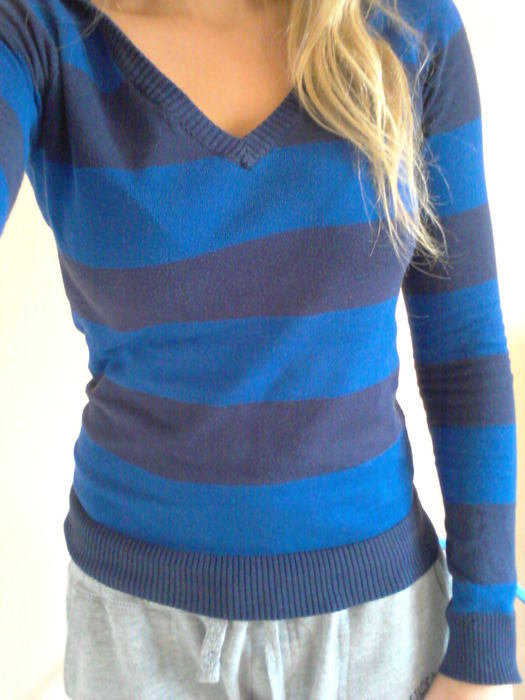 Blau gestreiifter Pulli mit Kapuze