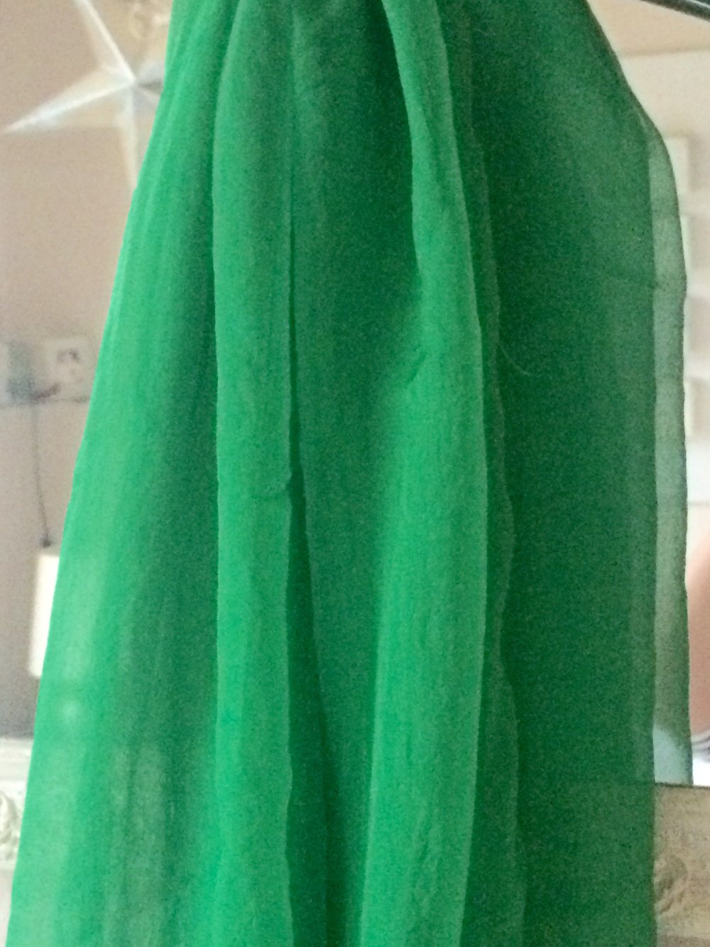 knallgrüner Seidenschal 100 % Seide neu! – 200 cm lang und 30 cm breit. Kostenloser Versand. Sichere Abwicklung über Paypal
