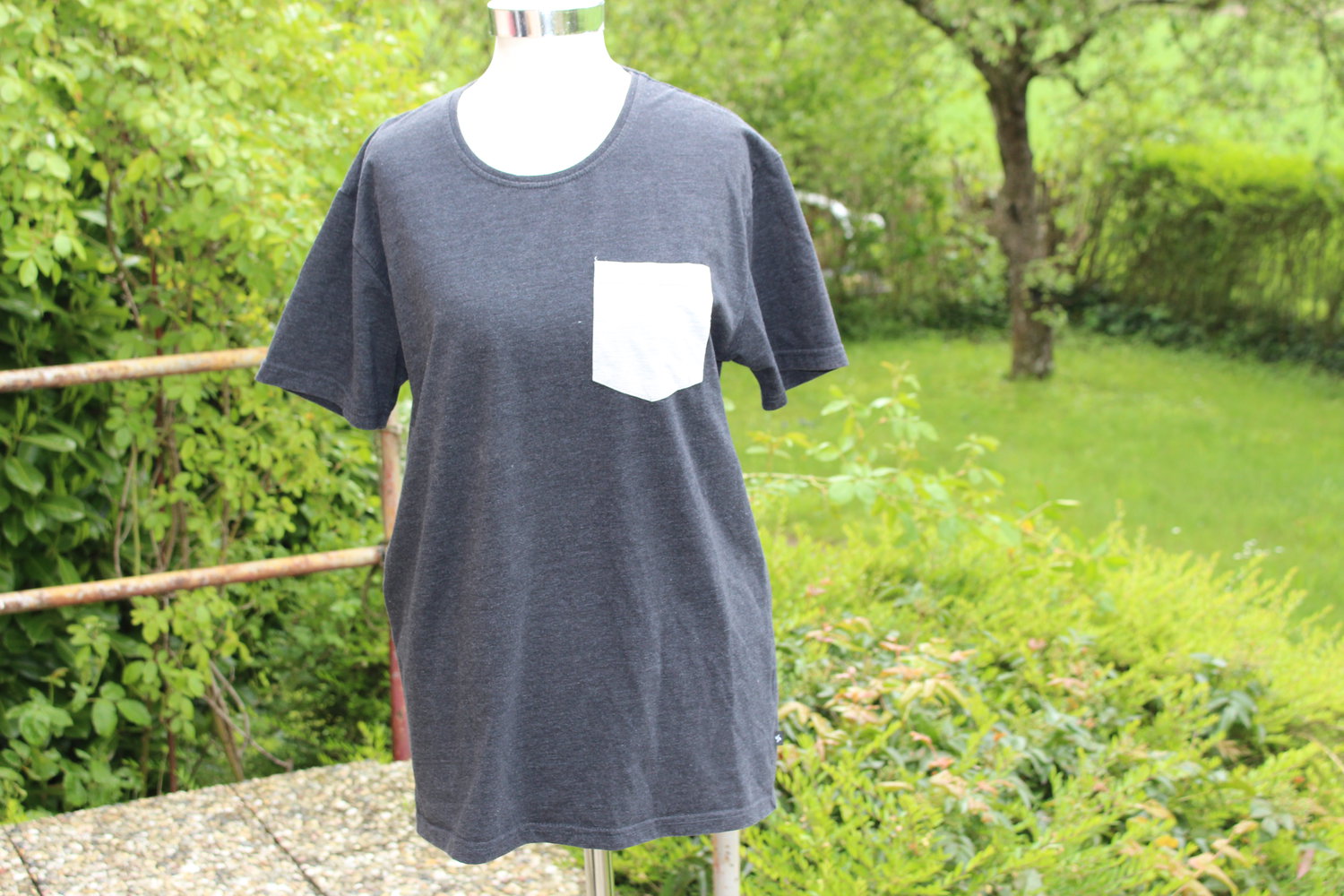 Dunkelgraues T-Shirt mit Brusttasche
