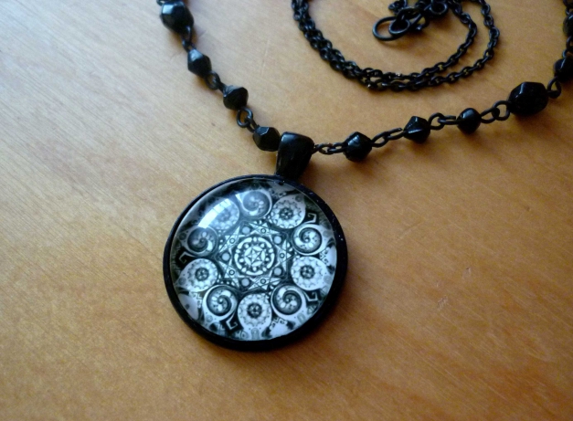 Amulett Kette Medaillon Gothic Ornament Mandala schwarz weiß rund Perlen emo ethno goa 