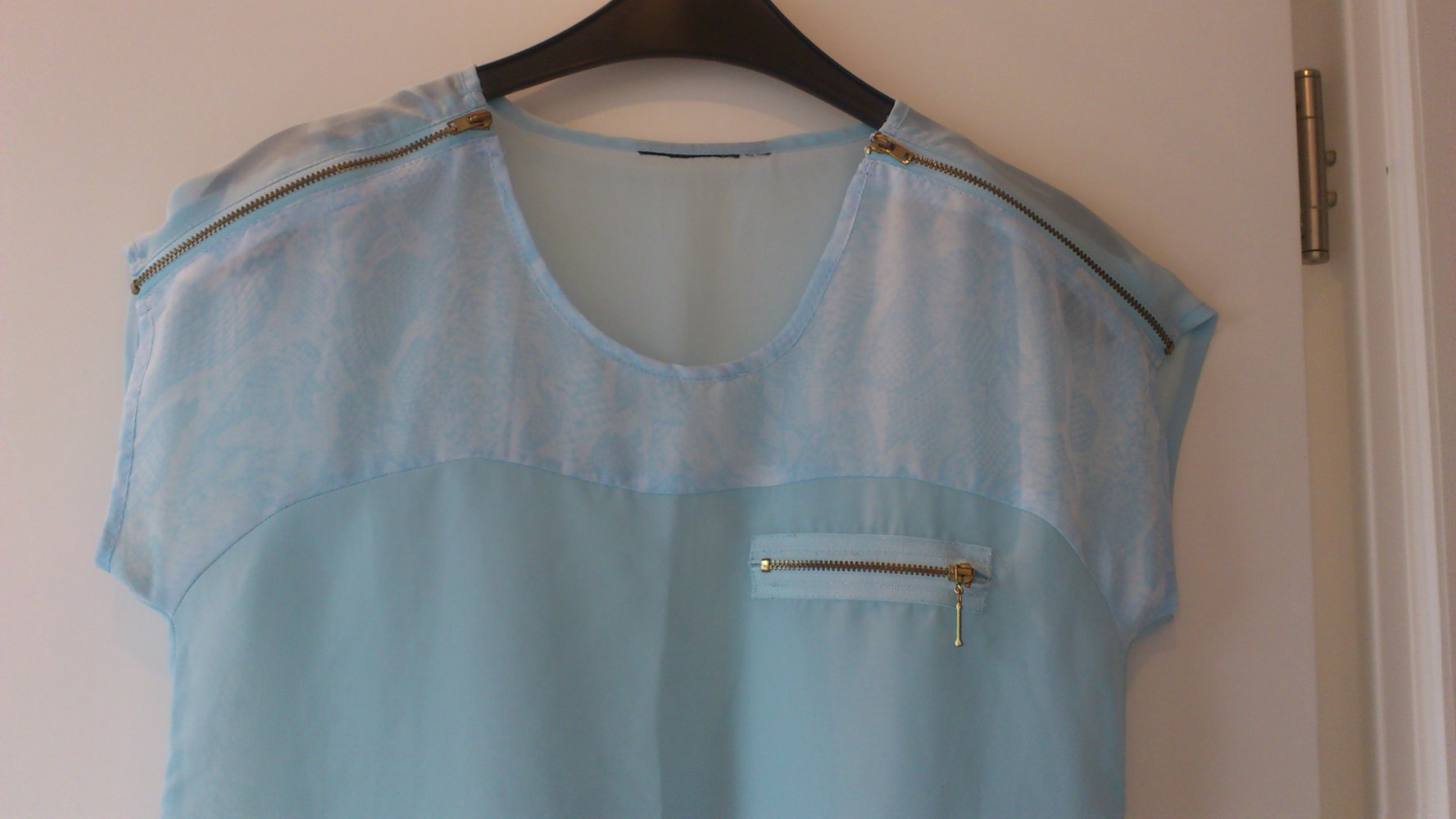 Hellblaues, transparentes Top 34 XS Schlangen Muster 