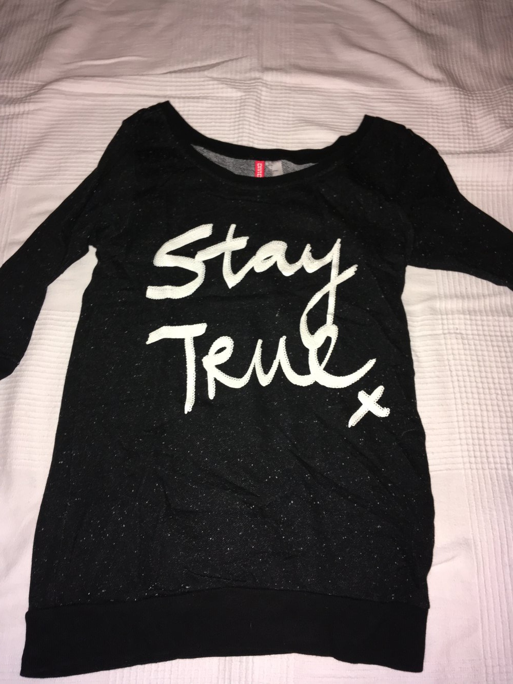 Pulli in schwarz mit weißer Paillettenschrift von H&M