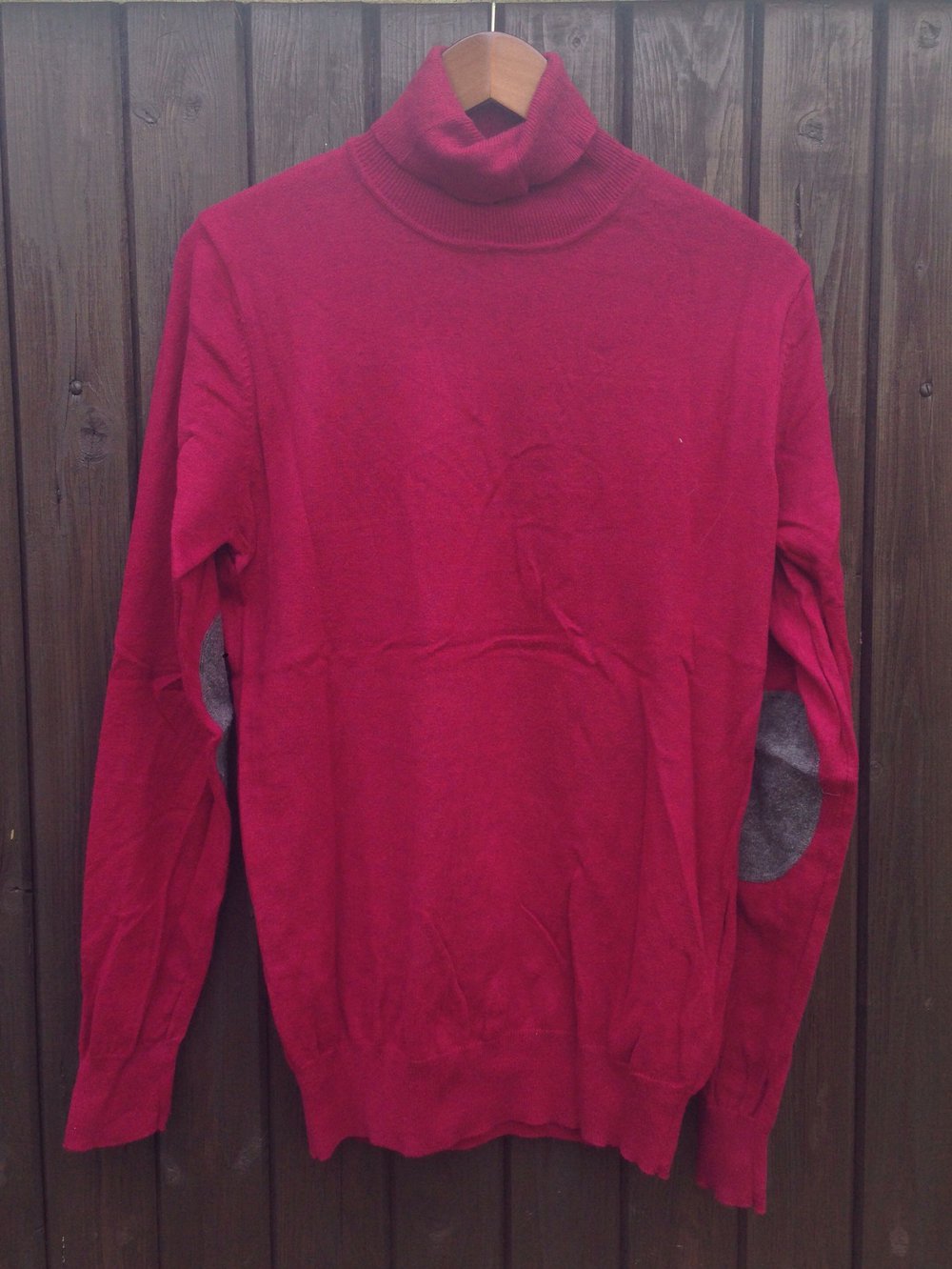 Weinroter Rollkragenpullover