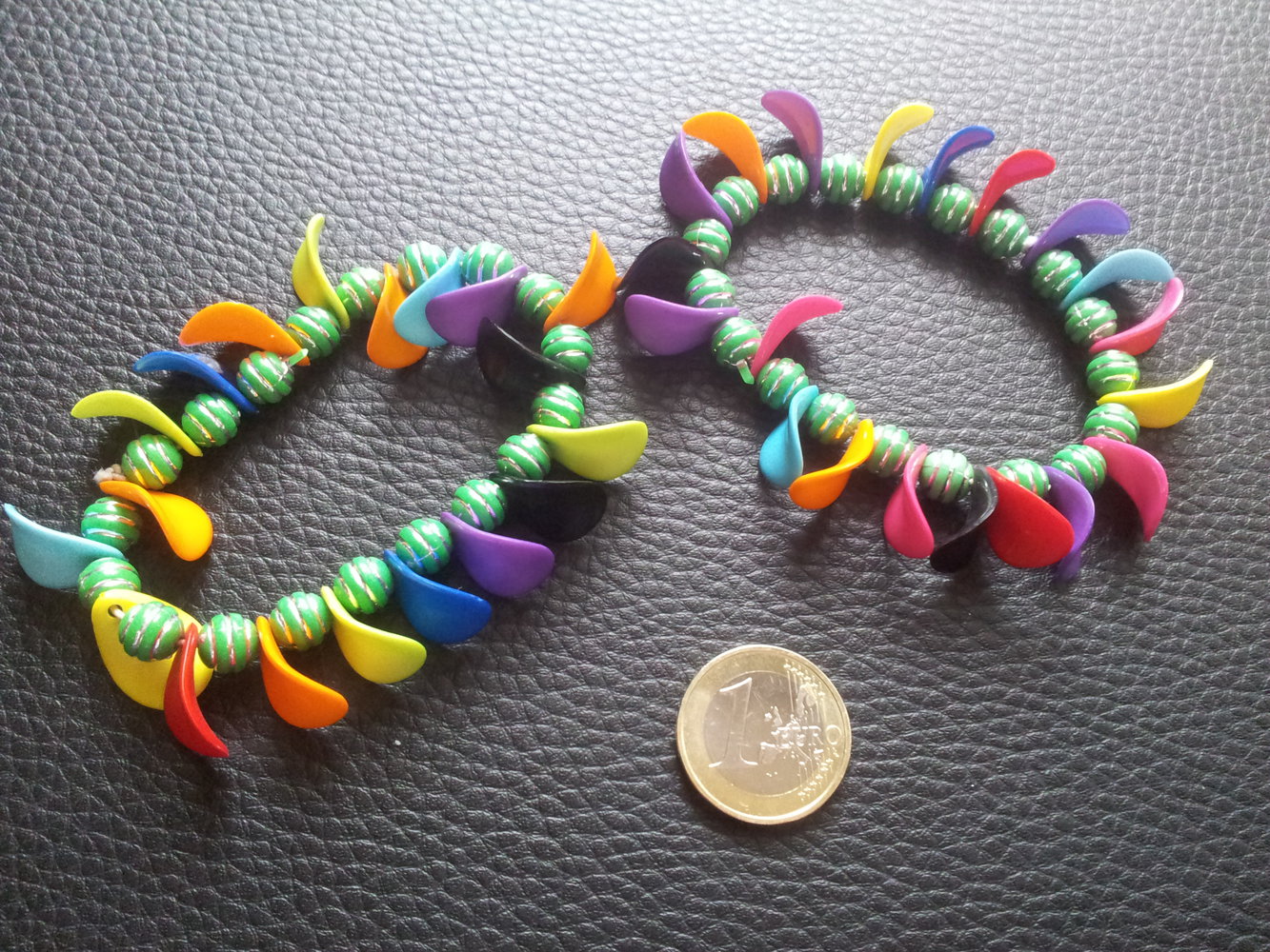  Modeschmuck 2x Armbänder Perlen bunt Kunststoff 