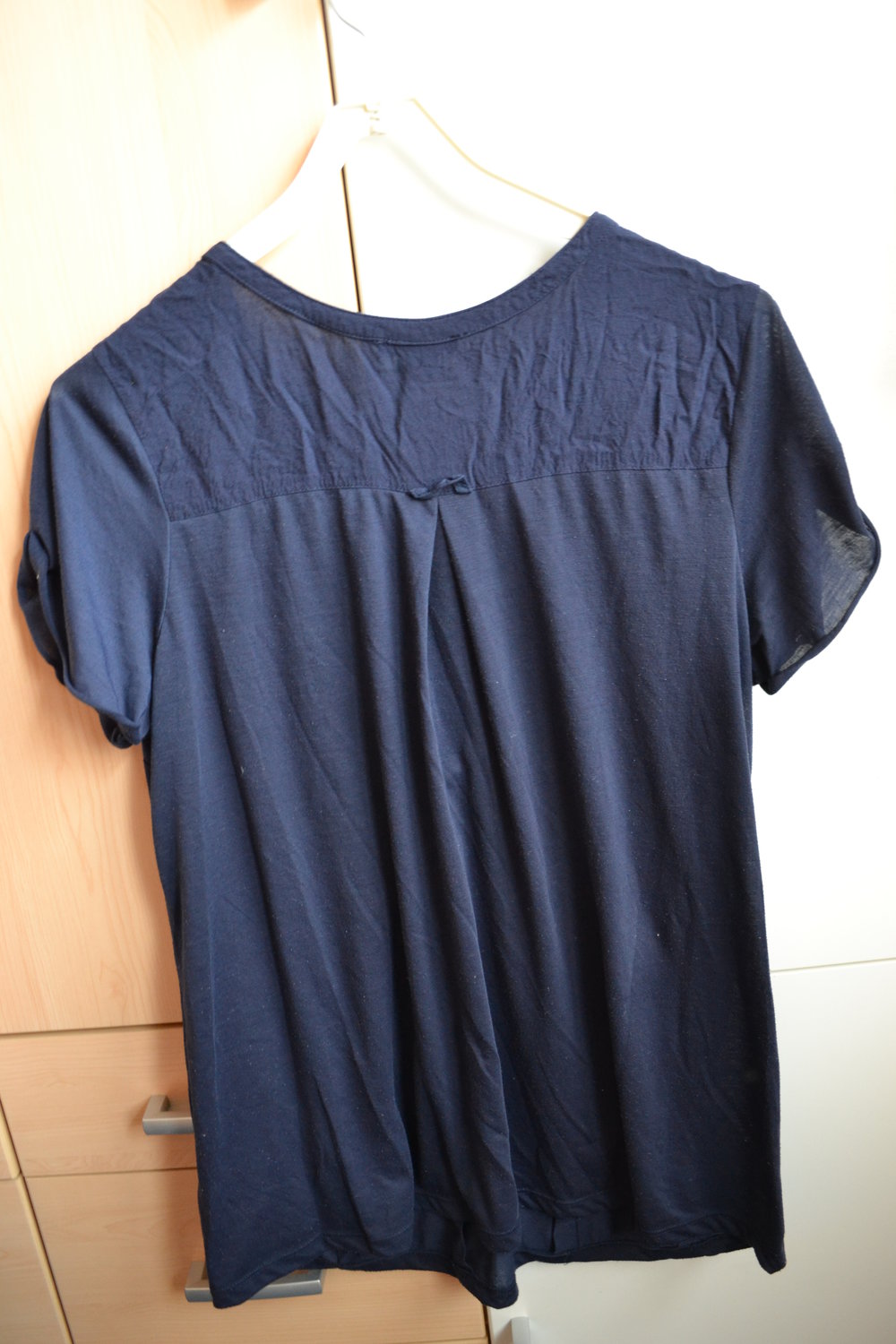 blaues dünnes T-Shirt