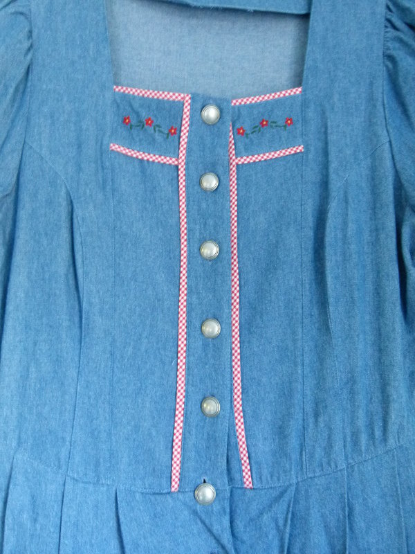 Jeanskleid Trachten Kleid, blau mit Blümchen Stickerei, Folklore Boho Mori Landhaus Hippie Floral Retro Vintage Cottagecore