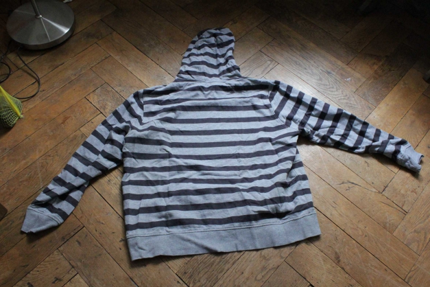 grau, blau gestreifter Kapuzenpullover