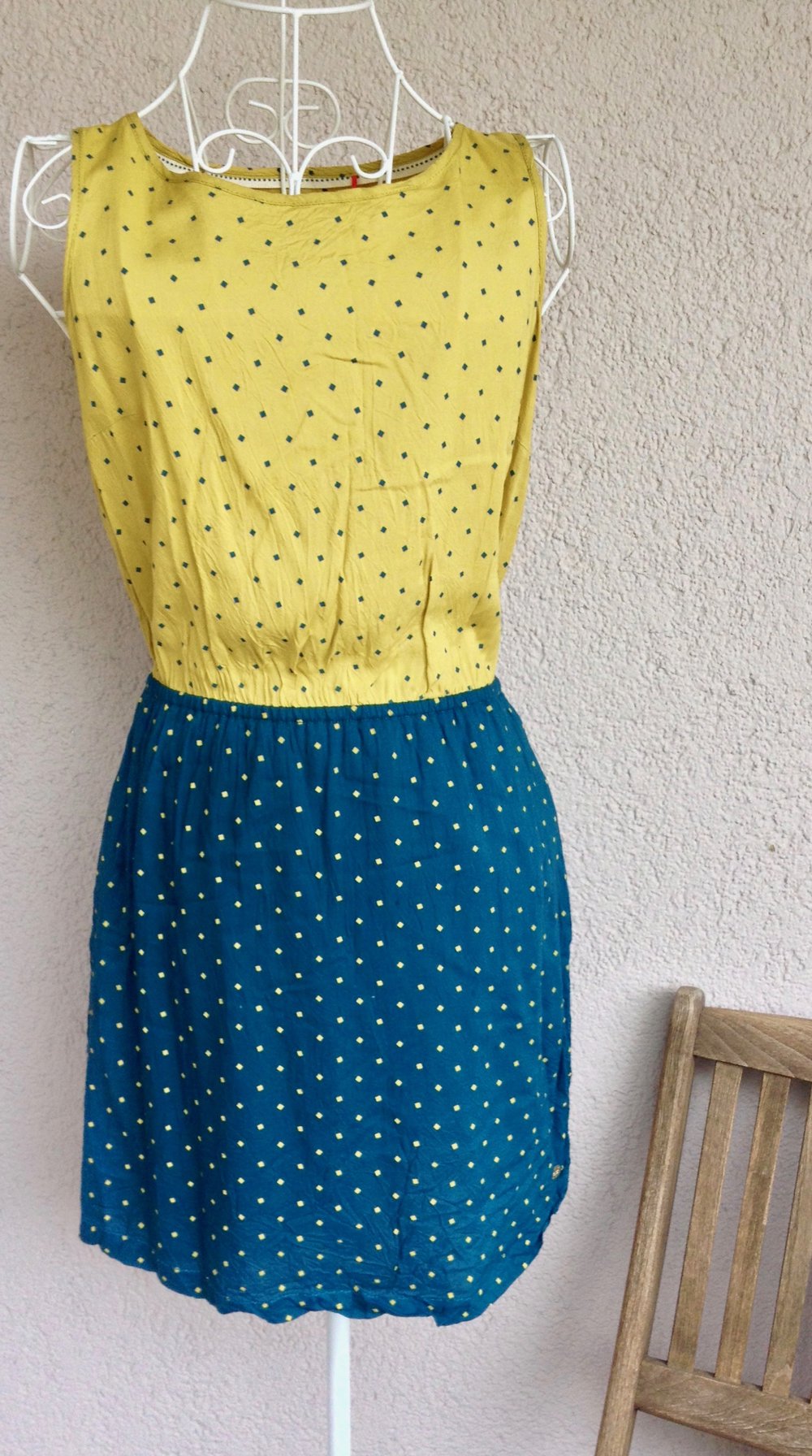 Sommerliches Kleid mit einem Punktemuster von QS by S.Oliver