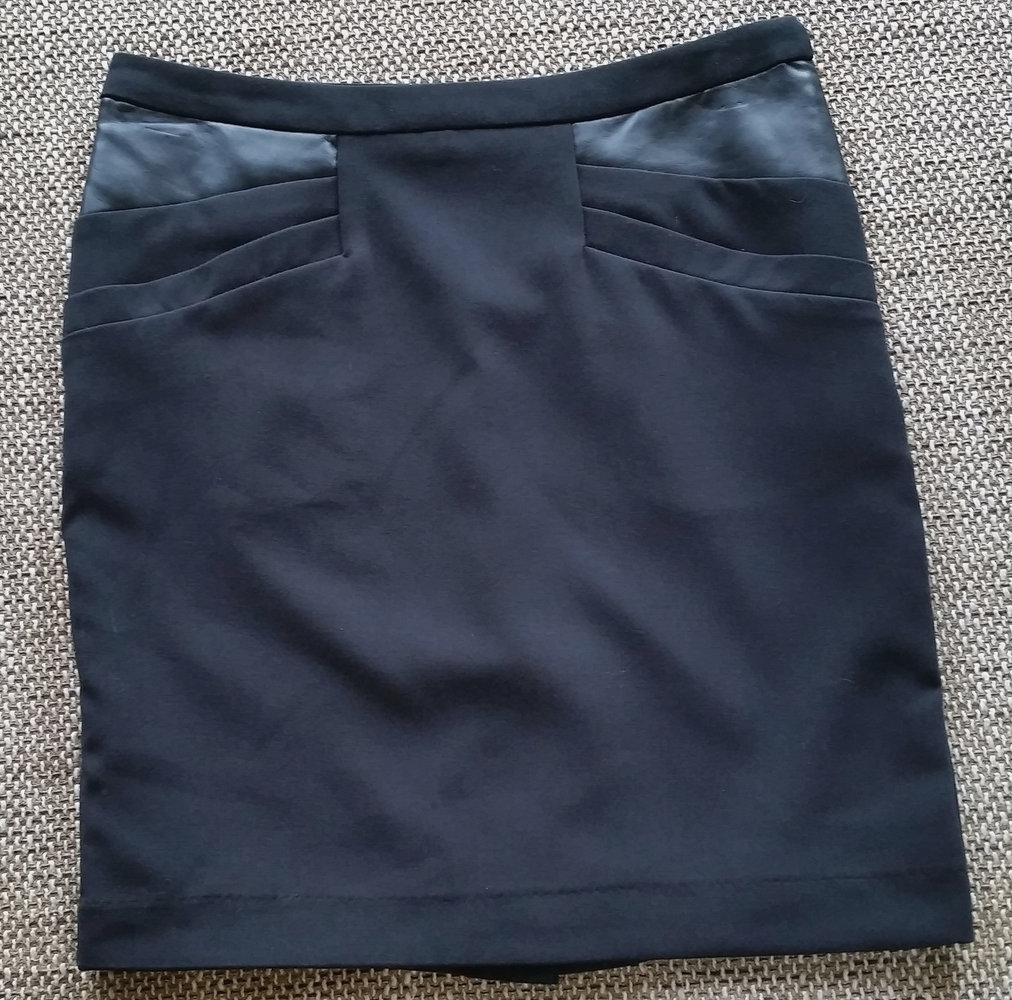 Minirock von VERO MODA mit Kunstleder Applikationen, beides schwarz, gefuttert, Gr. 34