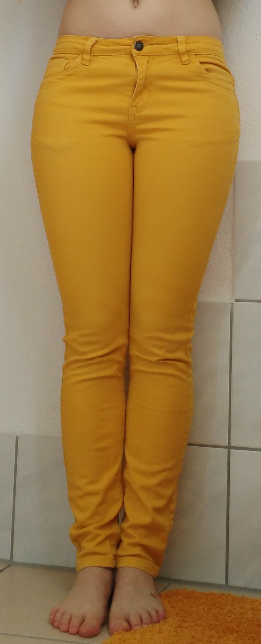 gelbe Jeanshose
