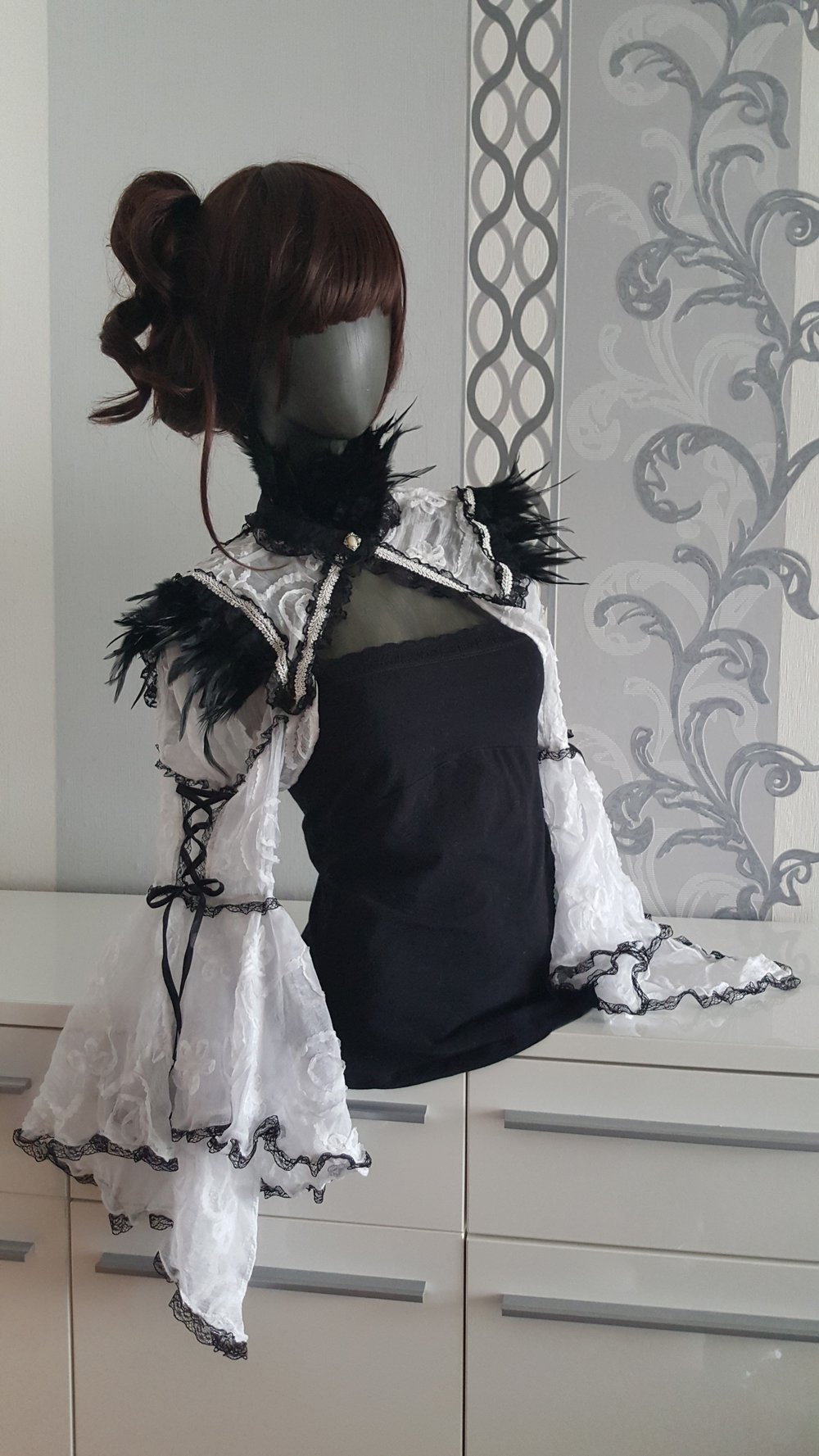 VERKAUFT an Mona - Gothic Bolero in Weiß mit Federn Perle Spitzen Cosplay Uni