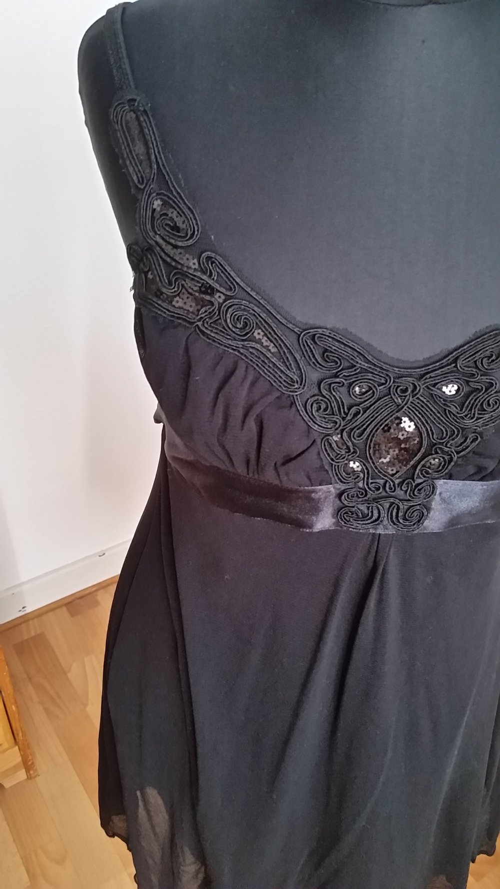 Kleid mit Satinband und Pailetten