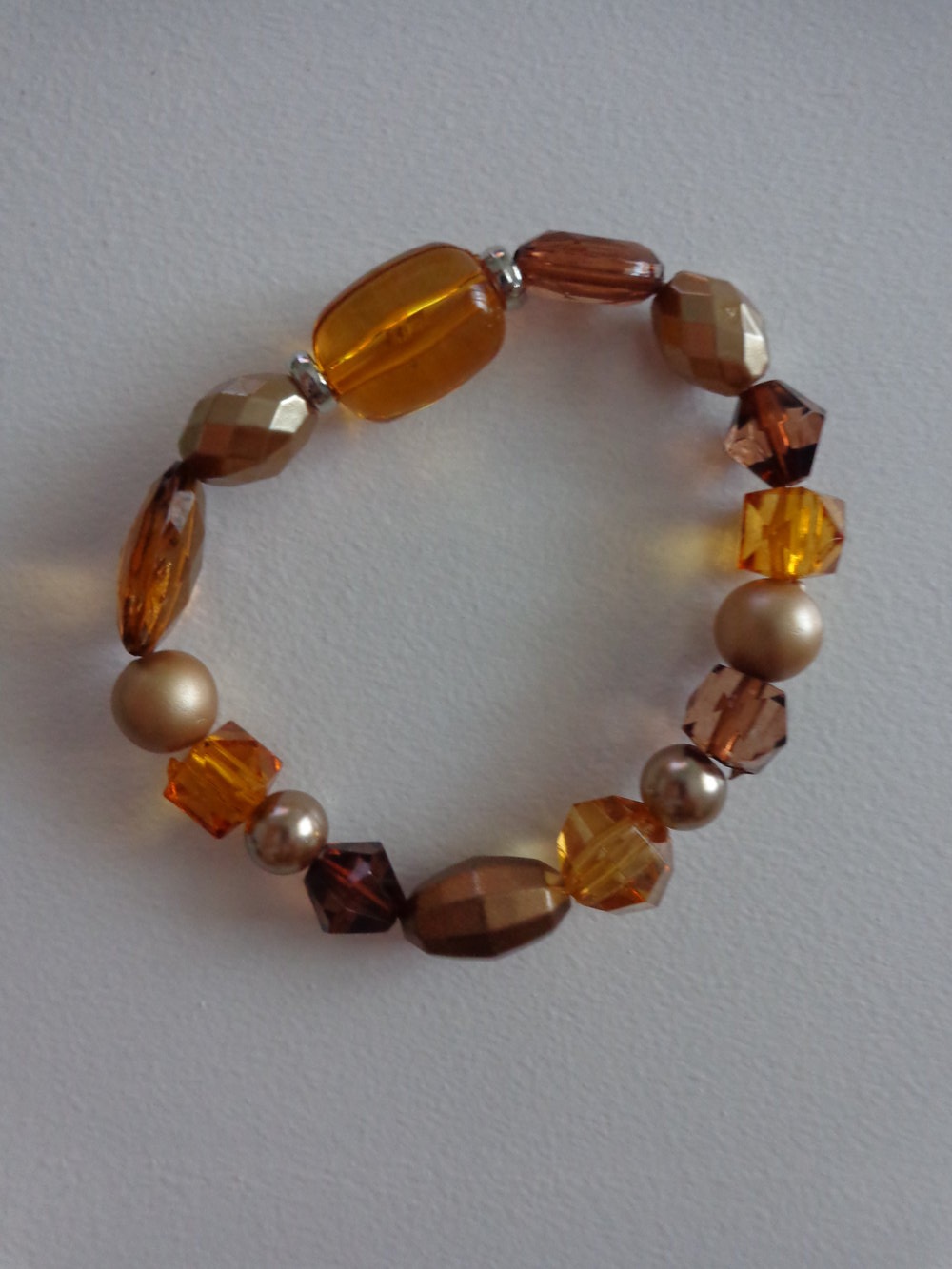 Armband mit Perlen