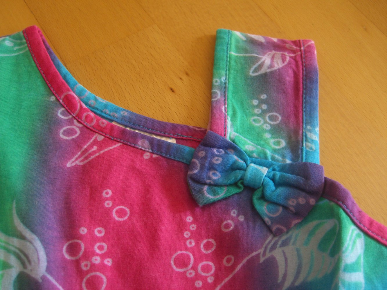 Süßes Sommerkleid in Regengobenfarben