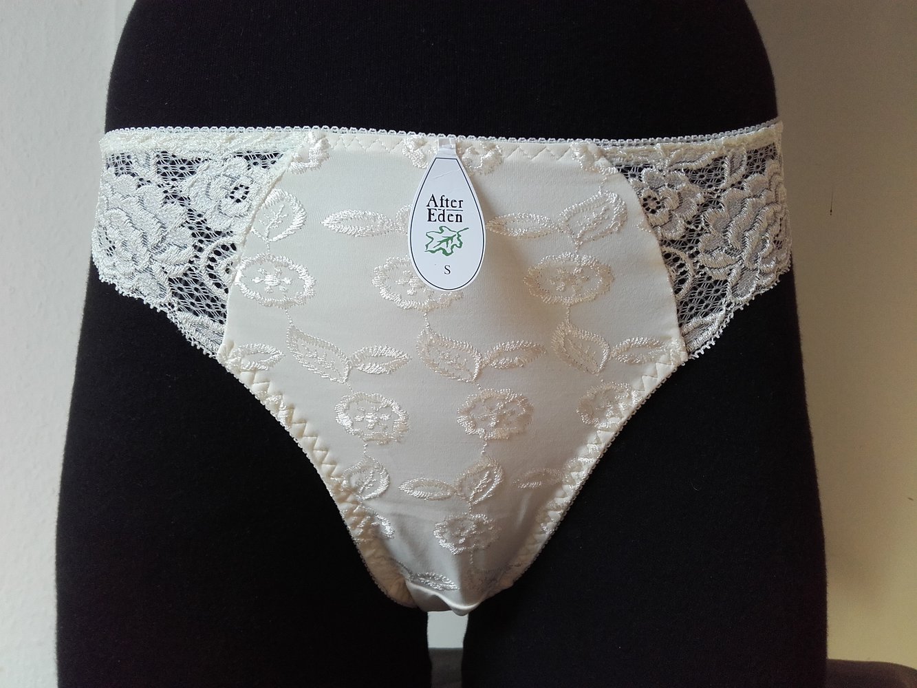 After Eden, champagner farbener Slip in S