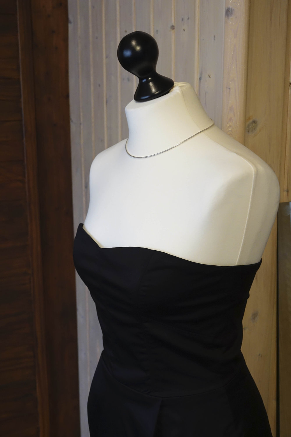 Schwarzes klassisches Kleid, Schulterfrei