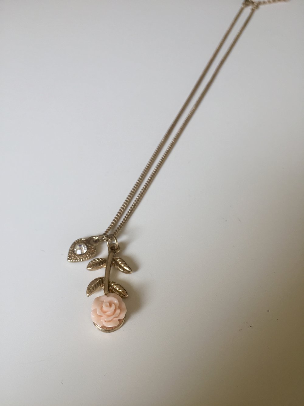 Goldene Kette mit Anhänger