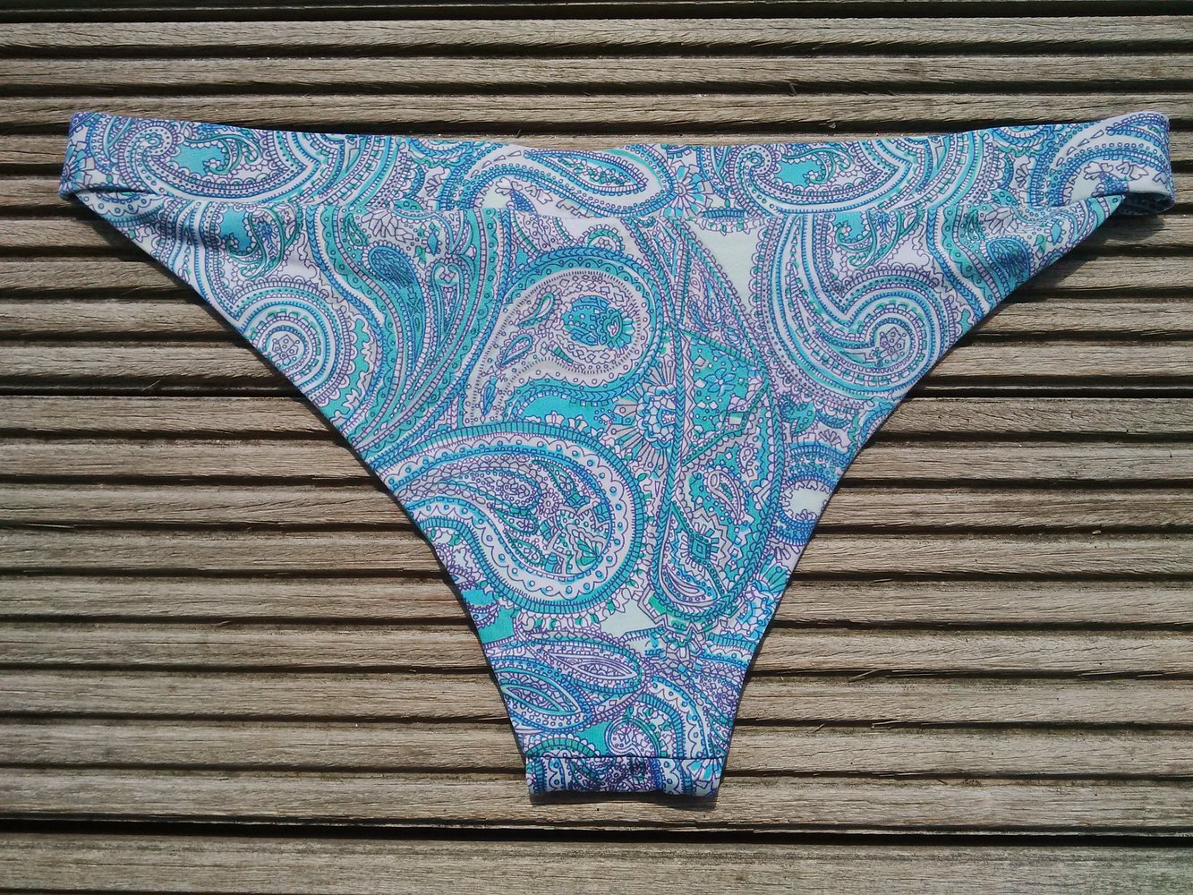 Bikinihöschen in bläulichem Paisley Muster