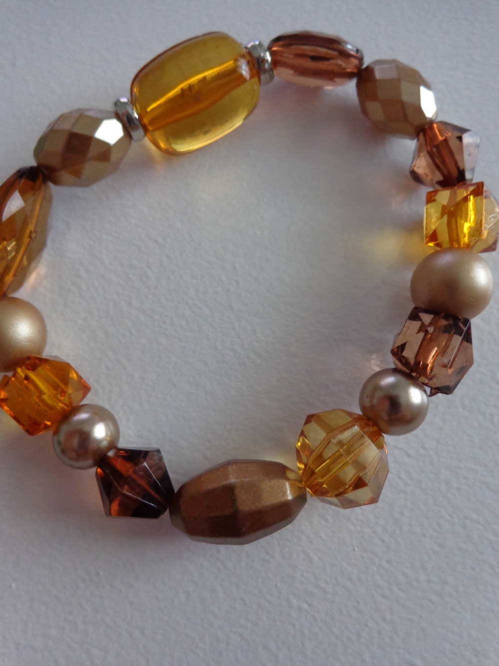 Armband mit Perlen
