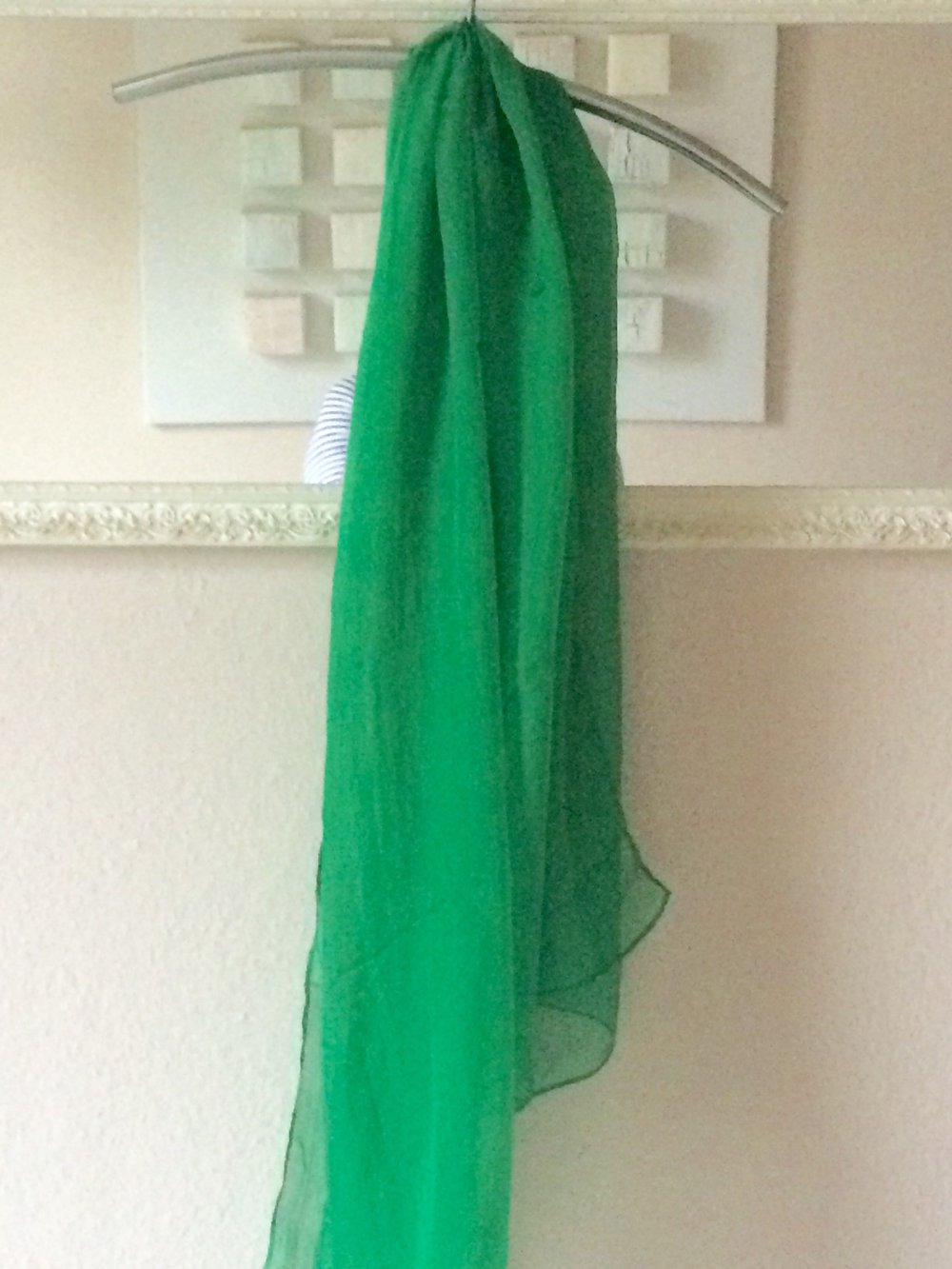 knallgrüner Seidenschal 100 % Seide neu! – 200 cm lang und 30 cm breit. Kostenloser Versand. Sichere Abwicklung über Paypal

