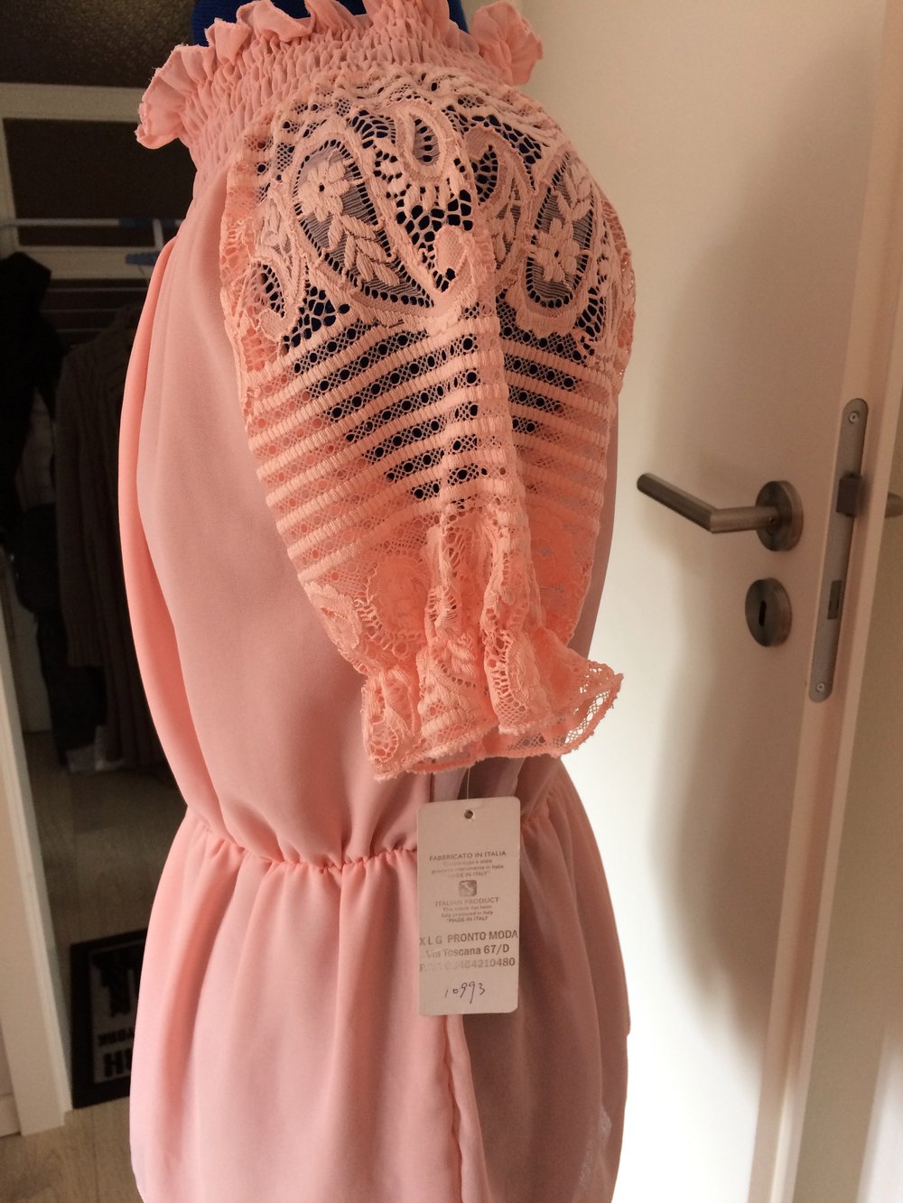Kurzärmlige Bluse mit raffinierten Spitzenärmeln