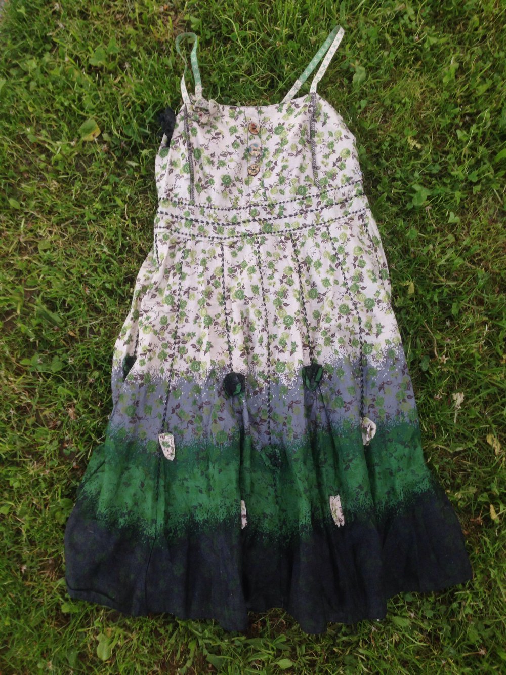 Besonderes Sommerkleid mit Blumen