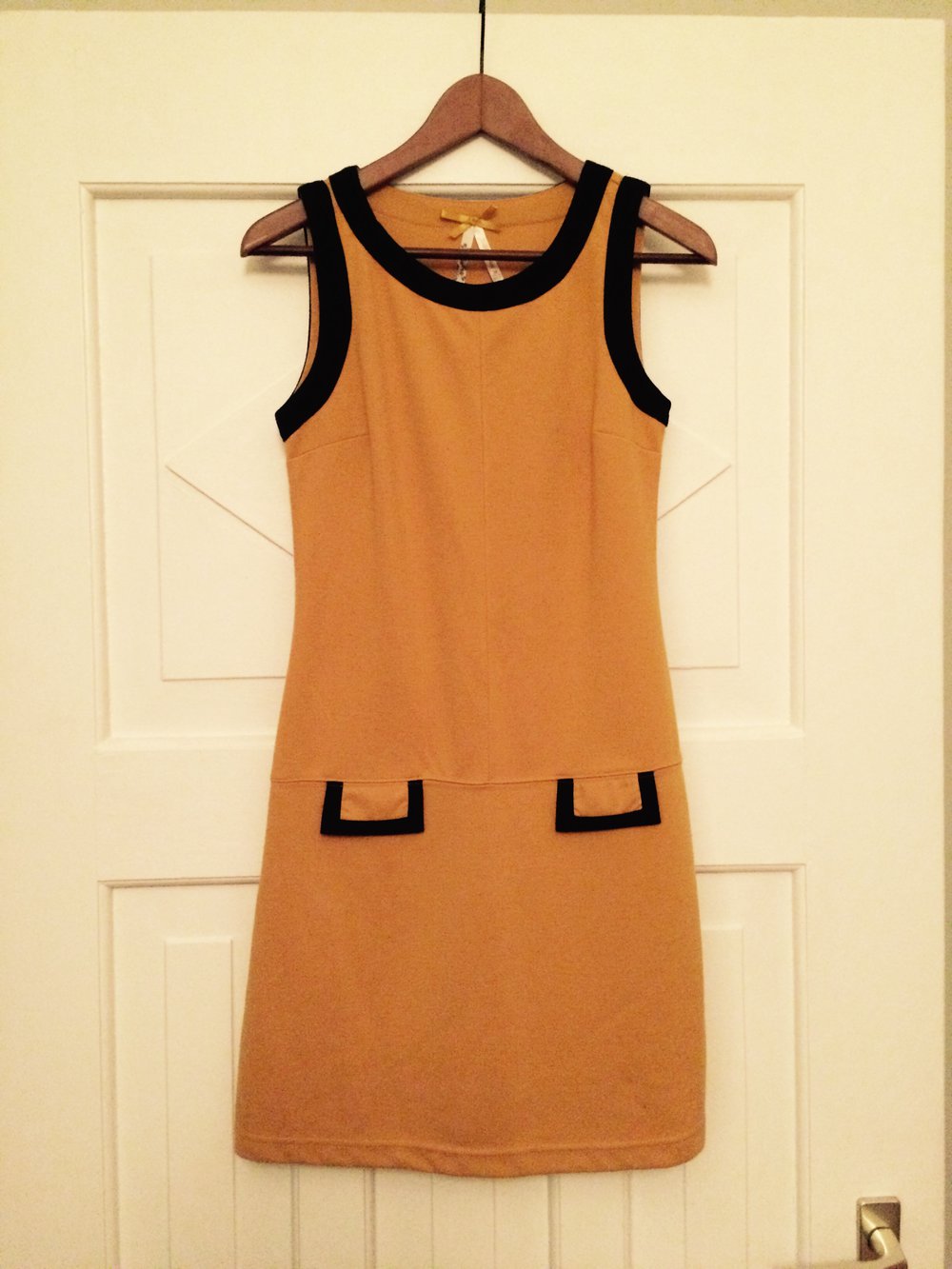 Hübsches Retro-Kleid in gelb