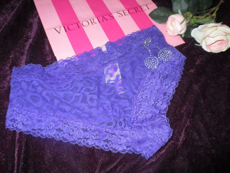 NEU mit ETIKETT * Lace Spitzen mit Nieten * Höschen * Hipster * Slip * Unterhose ''Victoria´s Secret'' Gr. 38- 40/ S- M * violett- veilchen * lila * purple * silber *