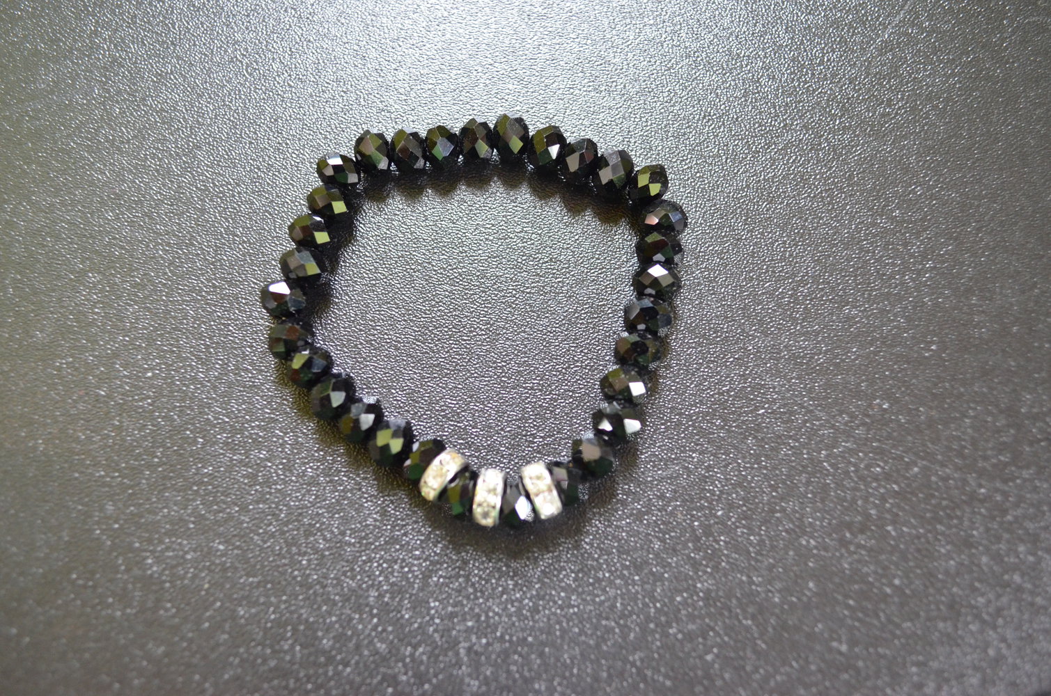 schwarzes Armband