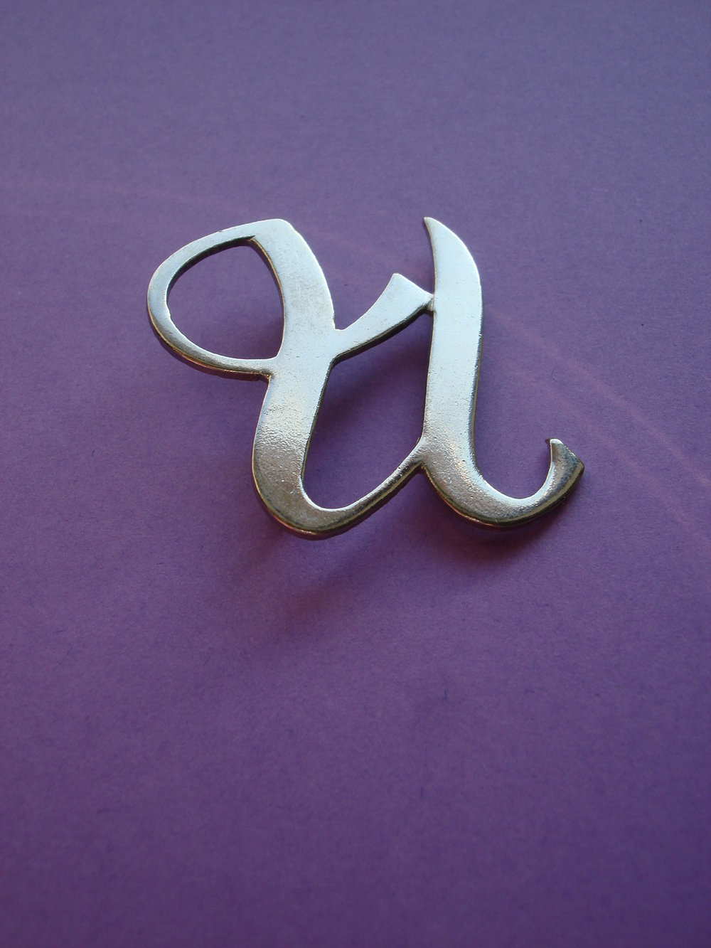 Buchstaben-Ansteck-Nadel