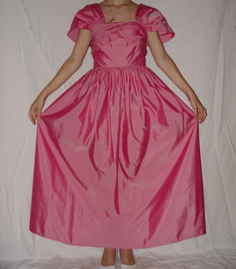Ballkleid rosa pink lang schimmernd kurzarm romantisch zauberhaft schön elegant